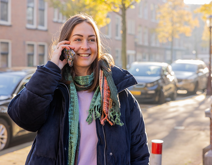 Vrouw belt met mobiele telefoon