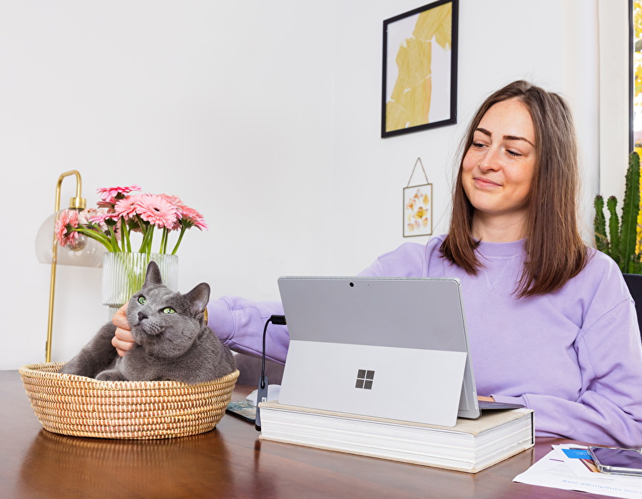 Vrouw met tablet en kat