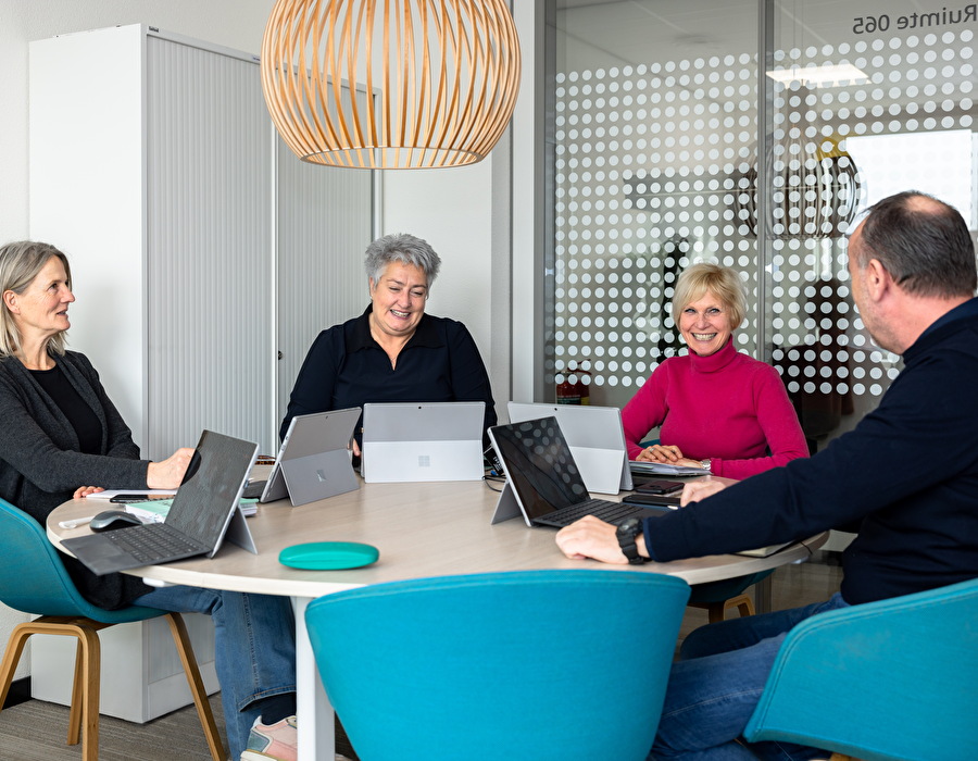 Meerdere mensen achter een computer op kantoor