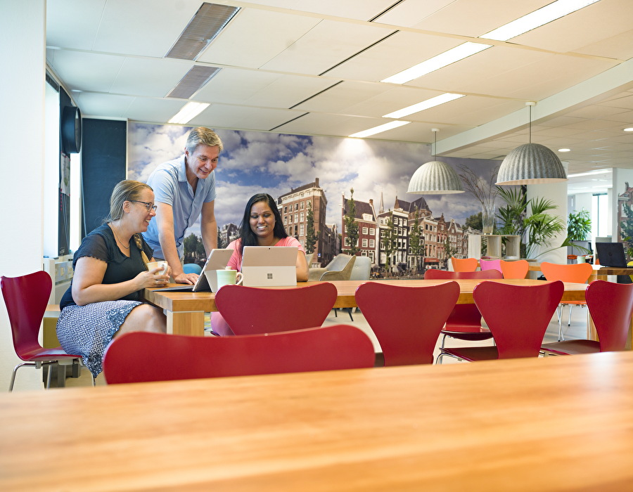 Meerdere mensen werkend op kantoor